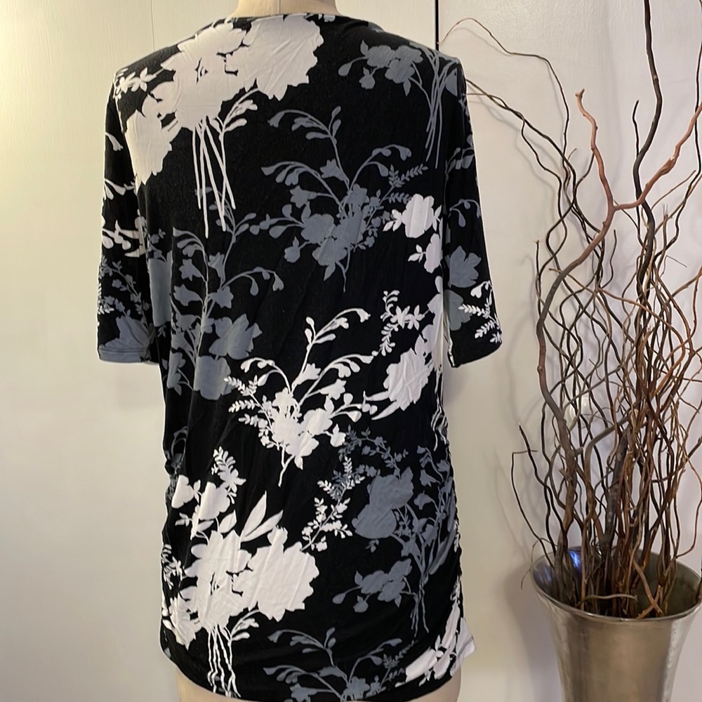 A:glow short sleeve floral scoop neck top with ruched sides - Picture 5 of 8